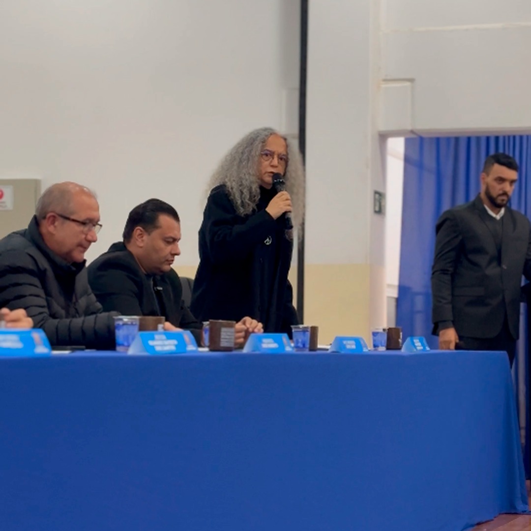 Da esquerda para a direita: prefeito José Roberto, o vice-prefeito Guto José e o vereador Laudenilson